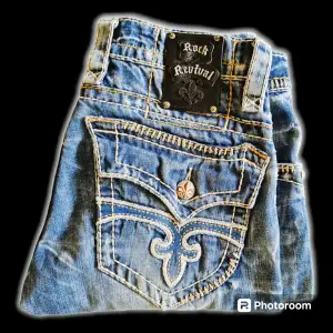 Väldigt snygga rock revival jeans. Perfekt passform, stackar bra och jävligt fet stitching. Hmu ifall du har någon fråga och kom gärna med bud🤙🤙
