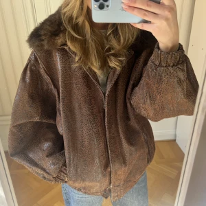Skinnjacka  - Otrolig leopardmönstrad skinnjacka i äkta läder- och mocka med avtagbar pälskrage i äkta päls, perfekt både vår och höst. Storlek L, ger en snygg oversized fit  på mig (167 cm). Stängs med dragkedja samt knappar nedtill och upptill. Mycket bra skick🩷🐆 