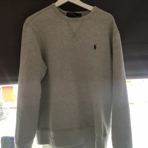 Polo Ralph lauren sweatshirt - En vanligt Ralph lauren sweatshirt, knappt använd men använder inte längre så säljer för bra pris. Snabb affär går priset att diskuteras. Nypris runt 1200kr