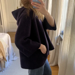 Kofta  - Superfin trekvartsärmad stickad sweatshirt från Filippa K i stolek s, marinblå. Två små fickor i fram, luva i bak. Perfekt till våren och sommaren❤️