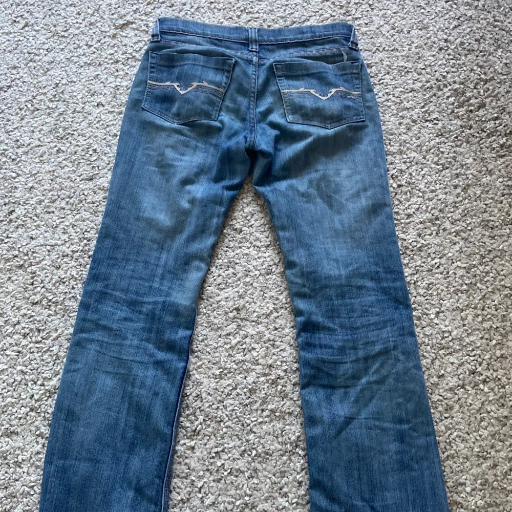 Säljer dessa snygga jeans från märket Diesel. De är lite slitna/hål på knäna(bild 2)🩷. Midjemåttet rakt över:36cm+lite stretch. Innerbenslängd:74cm. Skriv för fler frågor eller bilder❤️säljer då dom är försmå.Använd gärna instabox💕Pris kan diskuteras🩷. Jeans & Byxor.