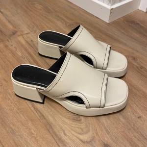 naturvita mules - SÅ fina naturvita mules! köpta på asos och bara använda en gång tyvärr:( nypris 429kr