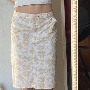 Kjol -  jättefin vit midikjol med beiga blommor och fickor fån märket Laura Stein. Perfekt att ha nu när sommaren närmar sig☀️🌸 Nyttskick!
