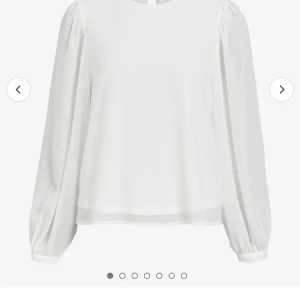 Vit blus  - Jätte fin vit blus som inte kommer till användning. Står storlek 36 men men passar mig som har 32 också, så mer en 34 skulle jag säga 💕💕egna bilder finns