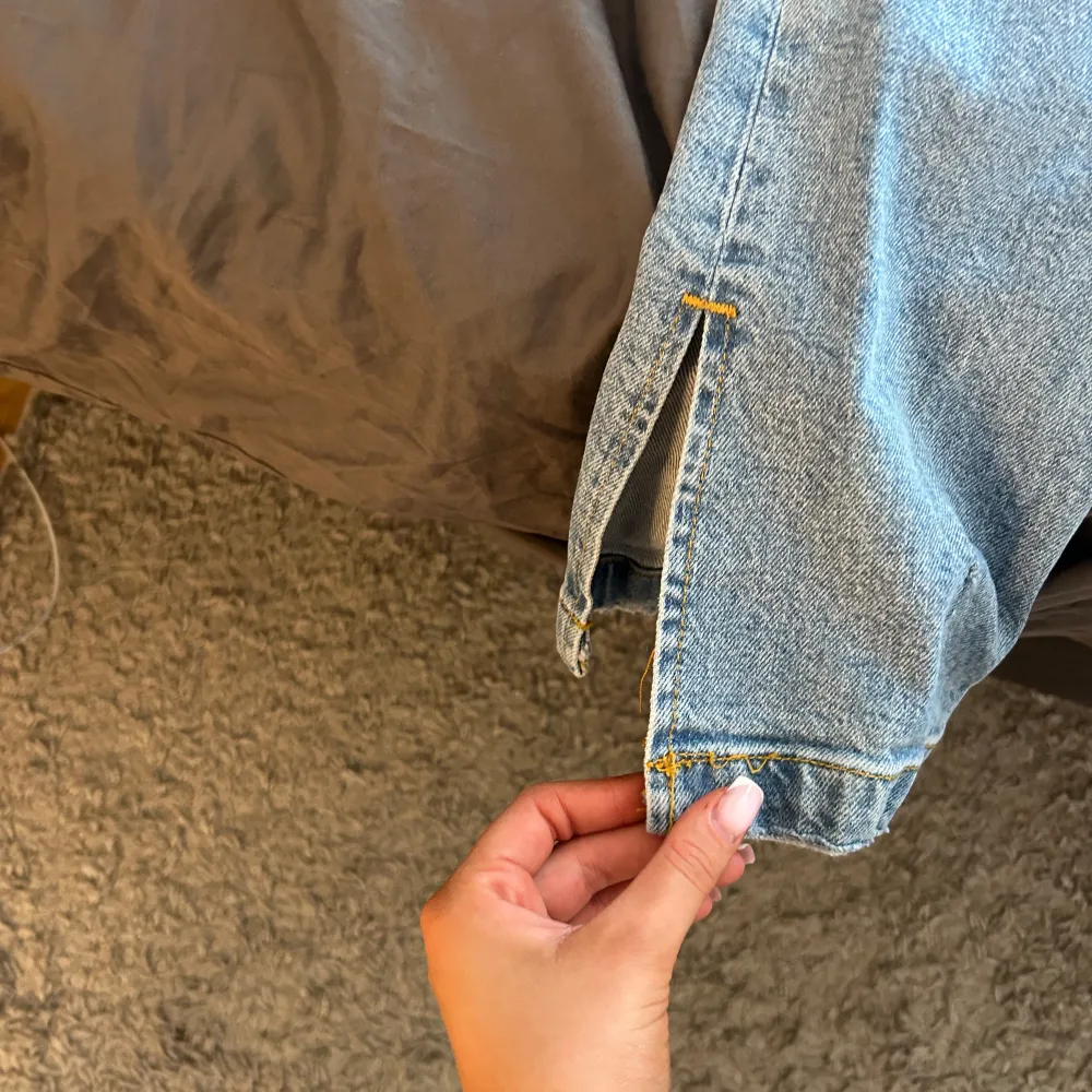 Jättefina jeans med midwaist och slits, använt 2 gånger kan ej användas längre då jag växt ur dom💕. Jeans & Byxor.