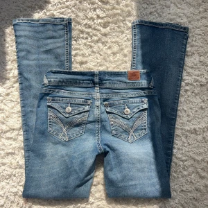 Lågmidjade Bootcut jeans  - Ursnygga jeans från wallflower,storlek 3, skulle säga xs men kan även passa s då de är stretchiga. Innerbenslängd: 74 midjemått:36  köp sker via köp nu, jag postar inom 24h
