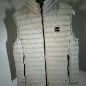 Colmar väst - Colmar väst (storlek 48 typ M)Använd 1 gång passade inte  Nypris 2000kr/minto Ny skick inga fläckar/defekter Kontakta för mer info