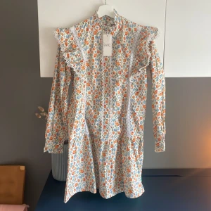 Sommarklänning  - Helt oanvänd klänning med prislappen kvar! Så fin till sommaren. Nypris 1000kr men säljer för 800!☀️💖