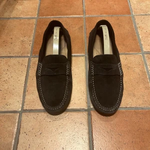 Loafers Tommy Hilfiger strl 42 (man) - Säljer sparsamt använda loafers herrstorlek 42. Svart mocka. 