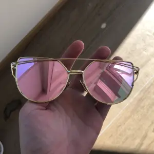 Ett par rosa/guldiga solglasögon perfekt nu inför sommaren! Sparsamt använda 
