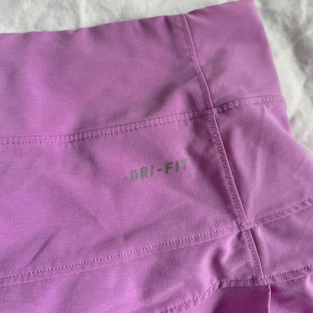 Korta syrenlila / rosa skorts (kjol med shorts under) från Nike i storlek XS. Fint skick <3. Kjolar.