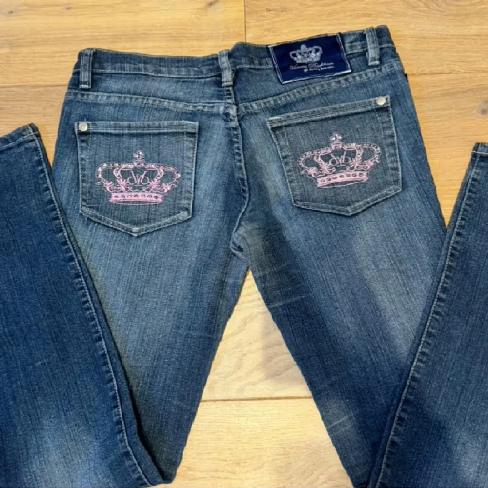 Jättefina Victoria Beckham jeans med rosa bakfickor i storlek 30 men skulle säga att de passar S. Raka i benen och lågmidjade 💗💗💗 (pris kan diskuteras och skriv för fler bilder). Jeans & Byxor.