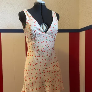 Söt körsbärsklänning - Älskar den här klänningen men den är tyvärr lite kort på mig nu. Super skönt material, gulligt tryck och snygg passform.