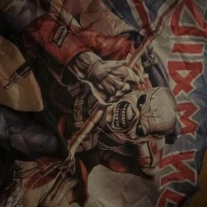 Stor Iron Maiden flagga - En stor iron maiden flagga som du kan hänga i ditt rum eller vart som helst. Den är i bra skick och endast hängts i mitt gamla barn rum. 