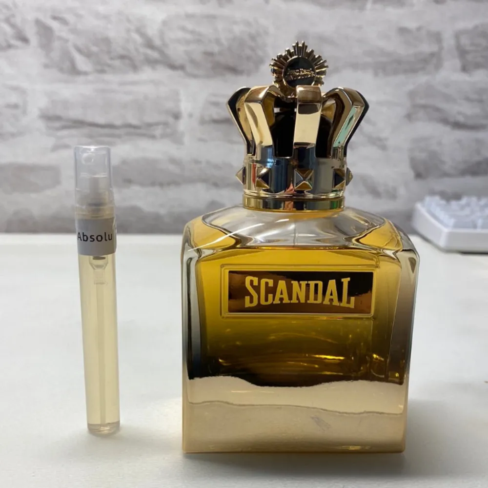 Säljer samples av den nya och trendande Scandal Absolu, en perfekt doft för sommaren, som släpptes för 2 månader sedan och finns enbart i väldigt få länder! Priser: 1 ml: 22 kr 2 ml: 40 kr 5 ml: 95 kr. Accessoarer.