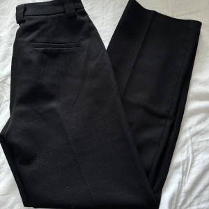 Klassisk kostymbyxa - Fina kostymbyxor, skulle säga att de passar en i storlek 36, väl använda, lite noppriga men går bort med en noppmaskin 