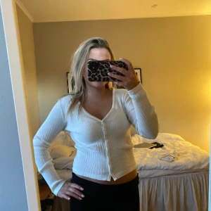 Vit topp Brandy Melville - Säljer denna supersöta topp/ tröjan från Brandy Melville som nästan är helt oanvänd!!🥰