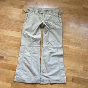 Cargobyxor  - Sjukt snygga från DF1💕tyvärr för små för mig! Står strlk L men Skulle säga att dom är som en M💕midja: 42 cm Innerben: 75cm