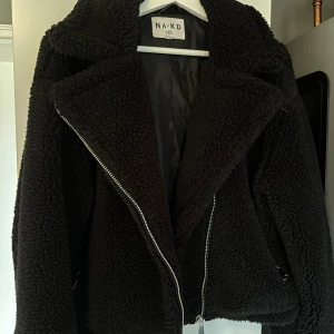 Teddy jacka  - Säljer denna snygga teddy jacka då den aldrig kommer till användning, köpt från NA-KD för 700kr men säljer för 300kr💕