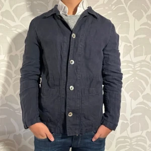 Oscar Jacobson Overshirt - Tjena, säljer en snygg Overshirt från Oscar Jacobson | Skick 9/10 | Finns en liten deffekt innanför tröjan som inte syns | Nypris 1999kr | Mitt pris 799kr | Diskuter bart pris! |