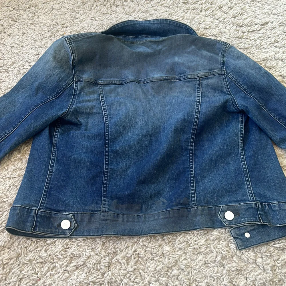 Säljer denna jätte fina jeans jackan från Calvin Klein perfekt nu till sommaren🥰 den har lite som  ”skin” detaljer så de är inget som är fel med den. Pris kan diskuteras💕. Jackor.