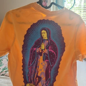 Tshirt  - Santa cruz tshirt. Har en liten prick som är grå, annars i bra skick.
