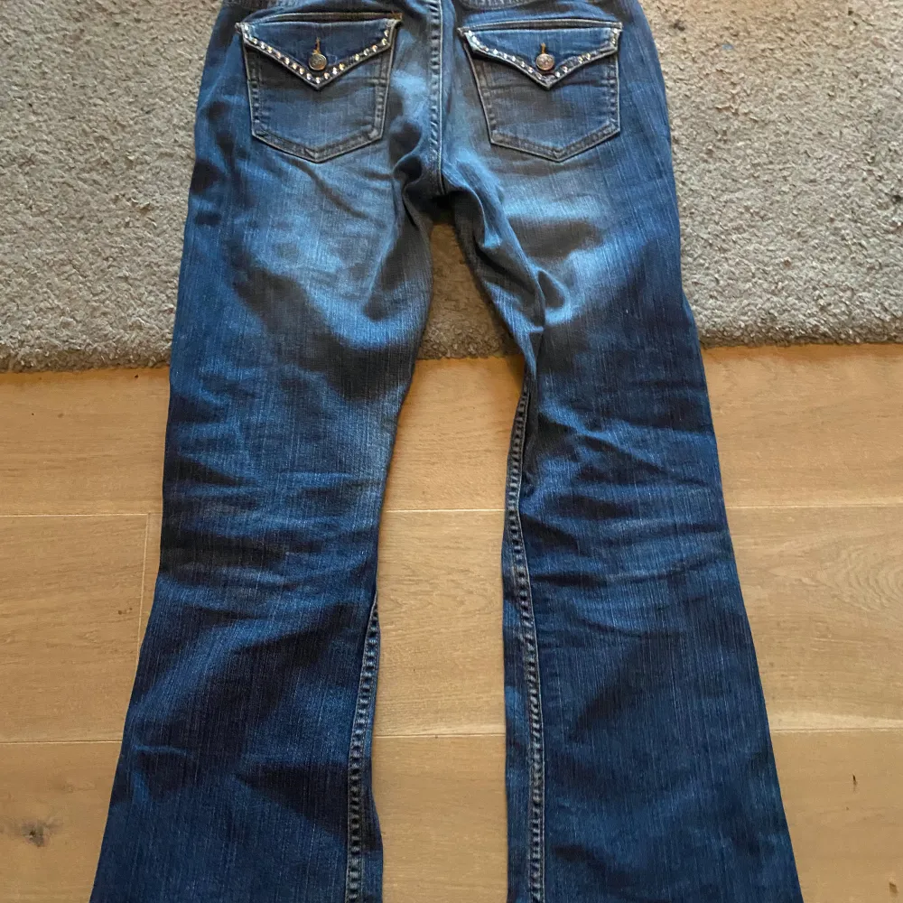 Låg midjade utsvängda jeans med coola detaljer och fickor med rhinestones. Från hm. Jeans & Byxor.