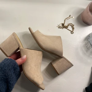 Beiga klackskor  - Superfina och sköna klackskor som nu säljs!  Bara testade så jättefint skick, tveka inte på att höra av dig❤️🌟