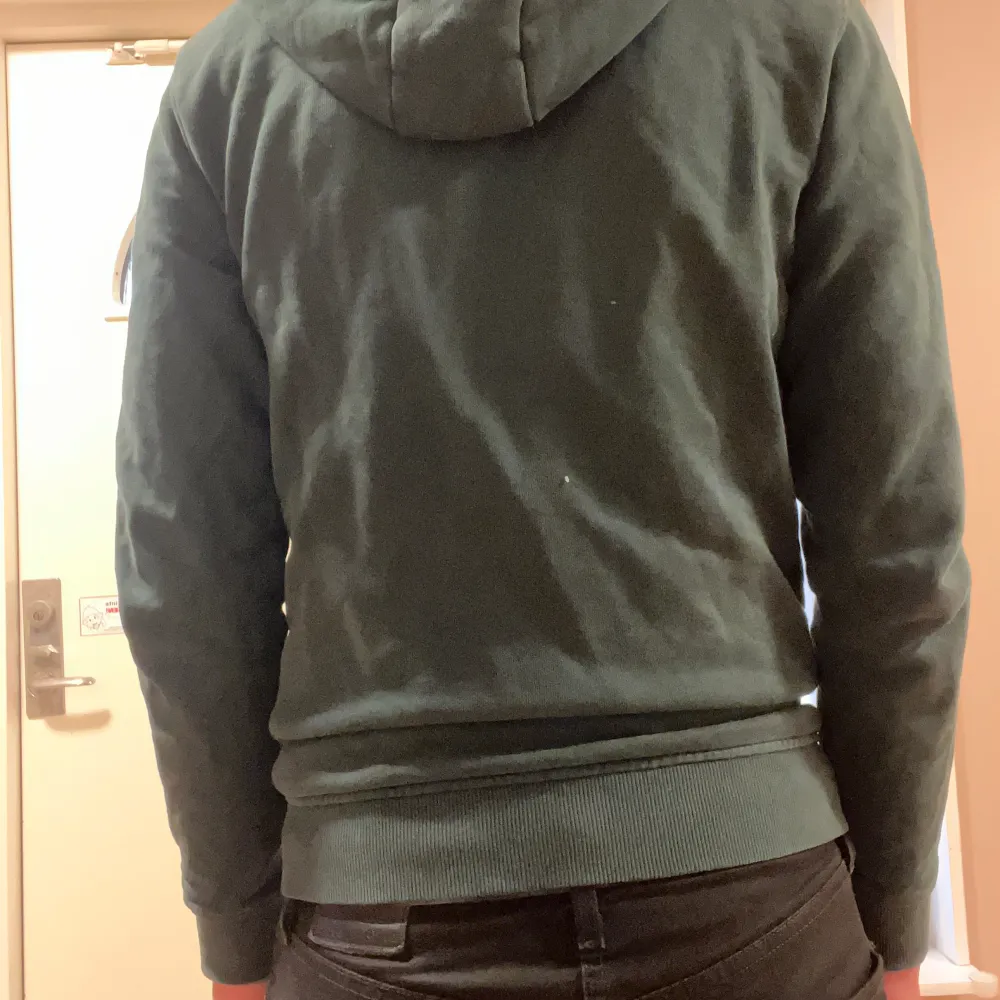Lyle & Scott zip up hoodie i fint skick. Den är i storleken XS och är rätt så slim i passformen.. Hoodies.