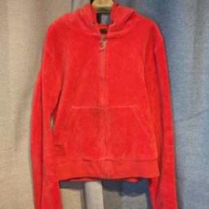 Juicy contrue  - Säljer denna jätte fina juicy contrue tröjan i röd storlek xs fint skick inga skador eller hål överhuvudtaget så fint skick, nypris är 1200 mitt pris är 300 kan tänka mig sänka pris men hör av dig vid minsta intresse 💗