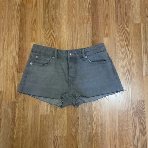 Grå lågmidjade shorts😙 - Grå lågmidjade shorts från lager 157  Säljer pågrund av lite för stort.  Kontakta för mer info☺️ mvh