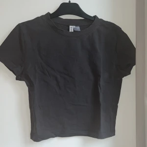 Mörkgrå babytee - Ser svart ut men är mörkgrå, jätteskönt tyg! 