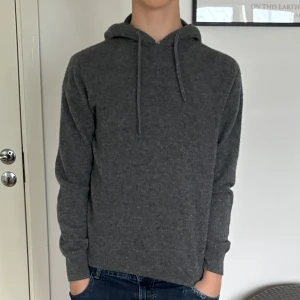 Kashmir hoodie - Hej! Säljer nu denna fina Kashmir hoodie i färg mörk grå. Hoodie än är använd fåtal gånger och har inga defekter eller liknande som skadar användningen av tröjan. Hör av er vid funderingar! Inga frågor är dumma! Svara så snabbt jag kan.