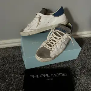 Säljer dessa nästintill sprillans nya Philippe Model skor köpta från cettire för drygt 4000kr Cond- 8,5/10 Allt og finns kvar o allt följer med, hör av dig vid frågor!