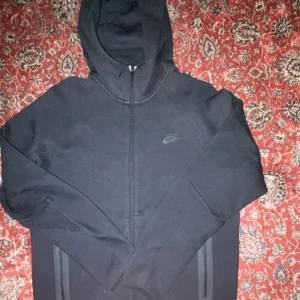 Säljer Nike tech - Säljer Nike tech för 1000kr storlek M helt oanvänd