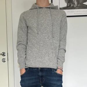 Kashmir hoodie - Tja! Säljer nu denna fin fina Kashmir hoodie i storlek S. Hoodien är använd cirka 3 gånger och har inte några defekter som drabbar eller skadar användningen av hoodien. Pris ej hugget i sten. Vid frågor är det bara att höra av er i dm. INTE FRÅN HM