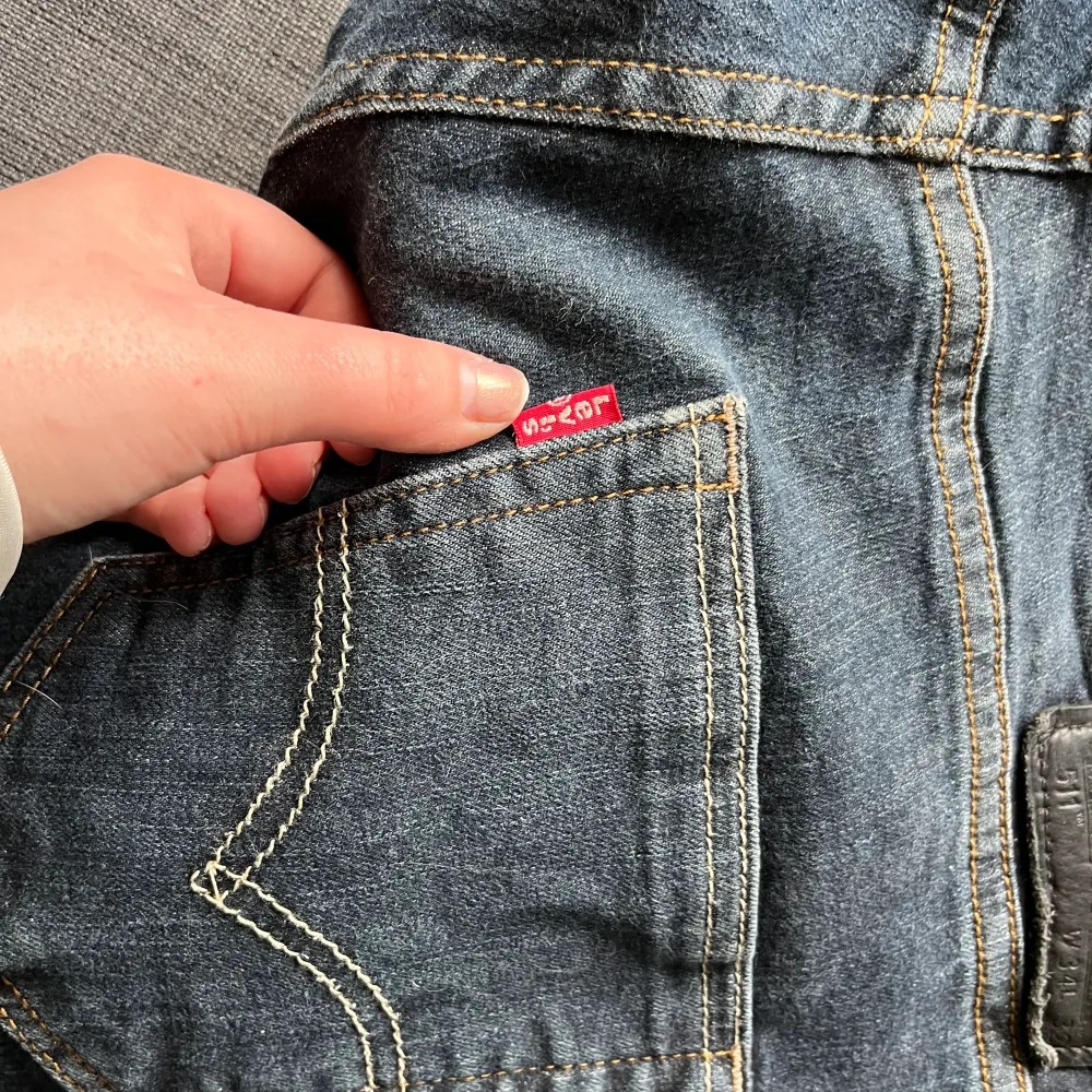 Snygga jeans från Levis, lite tajtare modell skulle jag säga men beror såklart på kroppsform! Hittar tyvärr inte vad modellen heter :(  Strl W34 L32 350kr  Köparen står för frakten💕. Jeans & Byxor.