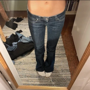 Lowwaist bootcut jeans - 35 cm tvärs över midjan, insydda i låren så kan sprättas och göras större, 170 cm lång och går ner till hälarna på mig❤️