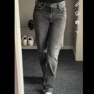 Gråa Jeans, typ lågmidjade, helt oanvända, säljer pga av ångrat köp💗