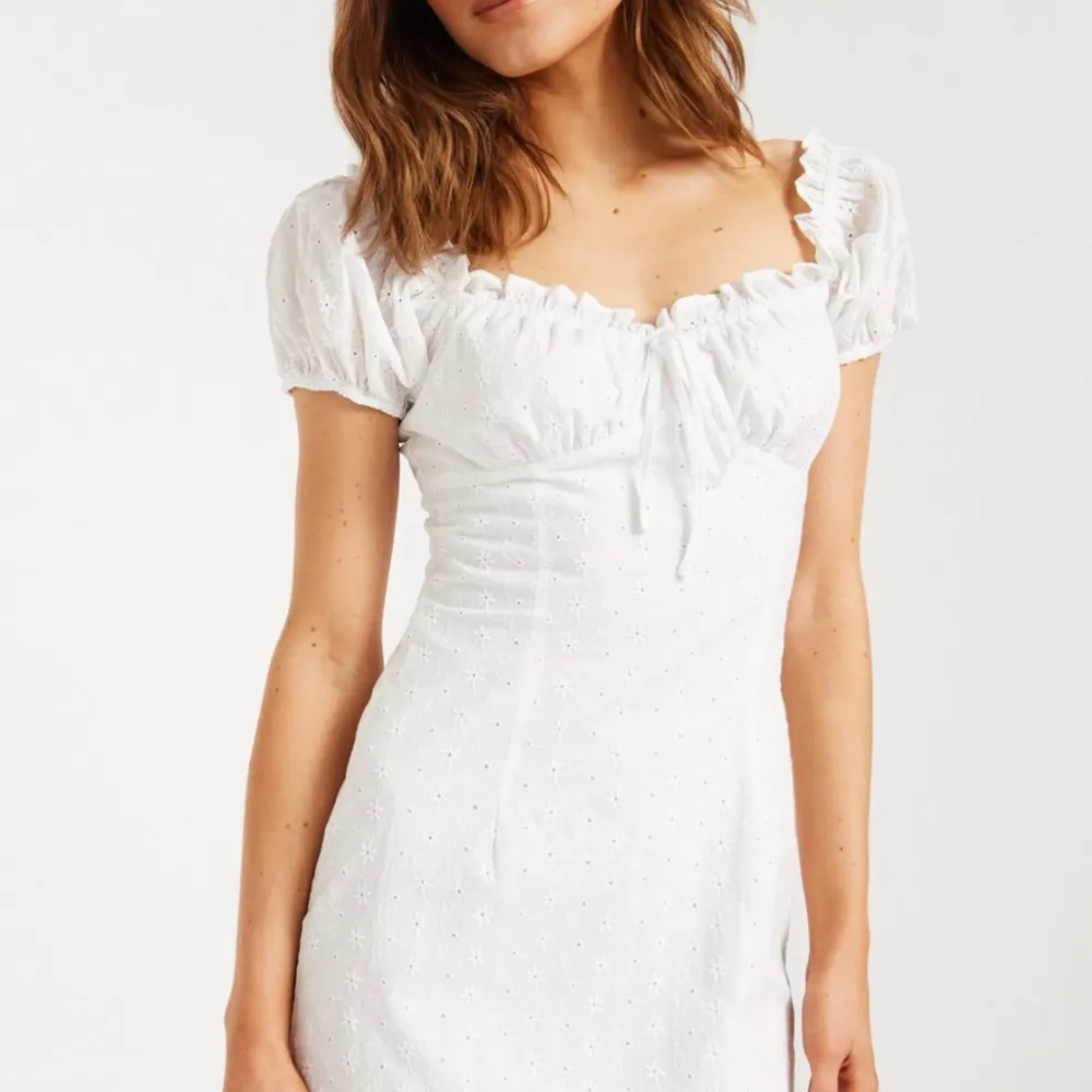 Säljer denna fina vita klänningen som passar perfekt till studenten🤍Helt ny med lappar kvar! Slutsåld på hemsidan. Storlek 38!. Klänningar.