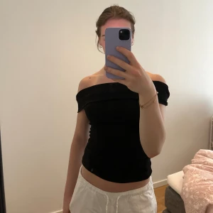 Top från Gina Tricot  - Säljer denna sköna off shoulder top från Gina Tricot i storlek XS💞 den är töjbar och i mycket bra skick. 