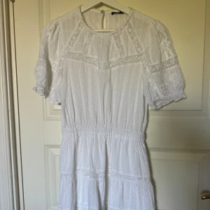 Vit klänning  - Så himla fin mini klänning från zara som är perfekt till studenten, skolavslutning, midsommar eller liknande🤍. Storlek xs men passar även s!