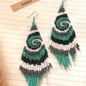 Örhängen  - Örhängen i vitt, svart, grått och turkos 