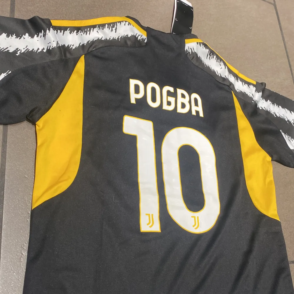 En helt ny Juventus tröja från denna säsongen alltså 23/24, Pogba på ryggen. Som sagt är den ny som ni kan se på tagen/lappen som är kvar. För 300kr så får man både shorts och tröjan!. T-shirts.