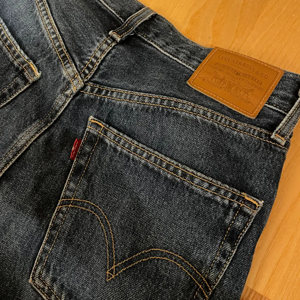 Snygga mörkblåa jeans från Levi’s💙 Modellen high loose. Midjemått rakt över: ca 32/34 cm. Står storlek 24. Innerbenslängd: 83cm. Jag är 1,78 och byxorna når nästan till marken.💙Jag köpte jeansen för ungefär 1200kr men ger nu ett superbra pris!!!!🙏🏻. Jeans & Byxor.