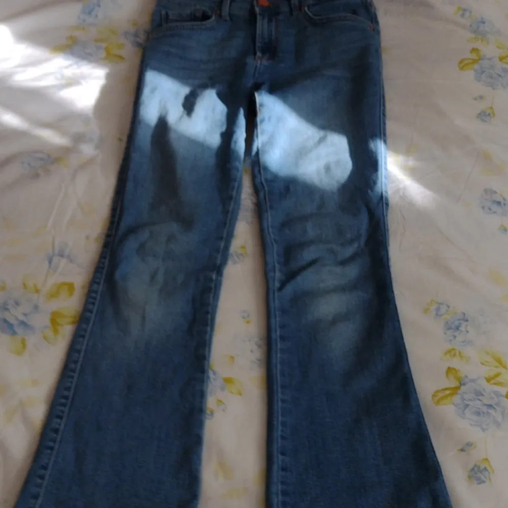 Köpte dom här byxorna från Plick, men dom var för långa för mig. Tror att byxorna skulle kunna passa någon som är 165-169cm. Jeans & Byxor.