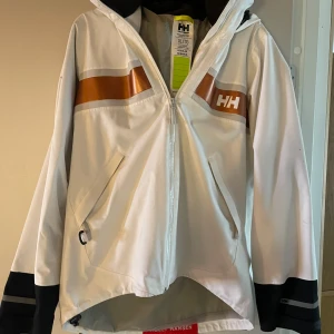 Helly Hansen jacka dam - Mycket bra skick inga tecken på användning.