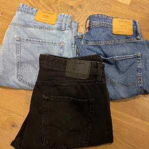 Säljer dessa tre par Jack and Jones jeans för endast 400kr, styck diskuteras vid köp. Vid fler bilder eller frågor angående storlekar osv kontakta mig.
