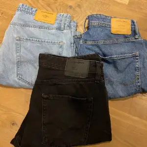 Säljer dessa tre par Jack and Jones jeans för endast 400kr, styck diskuteras vid köp. Vid fler bilder eller frågor angående storlekar osv kontakta mig.