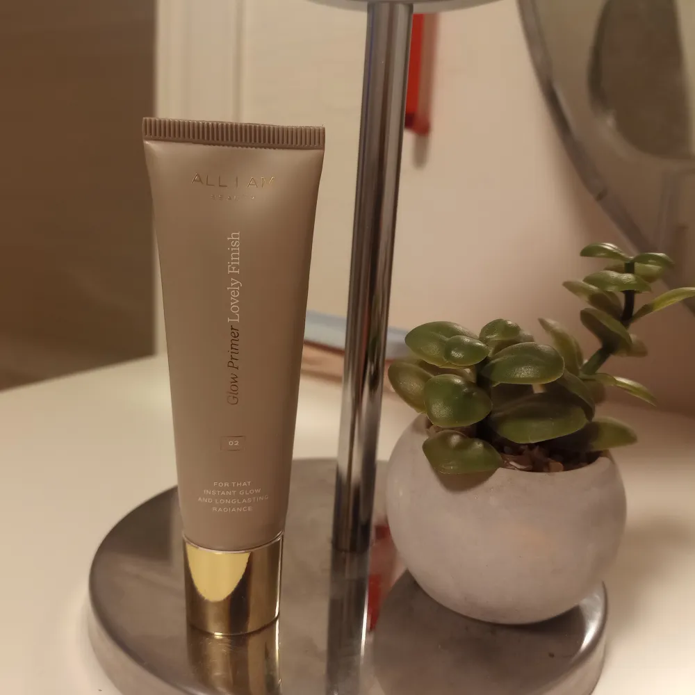 Säljer en Glow primer från ALL I AM BEAUTY i färgen 02. Cirka 40% kvar i den. Den är brun och används innan man lägger på sminket för att få mörkare färg i ansiktet. Original pris är 499kr! Säljer den för 80kr + frakt! . Accessoarer.